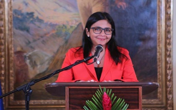 El Ministro de Relaciones Exteriores de Venezuela, SE el señor La Sra Delcy Rodríguez saludó a la gente de la India en el 69º Día de la Independencia