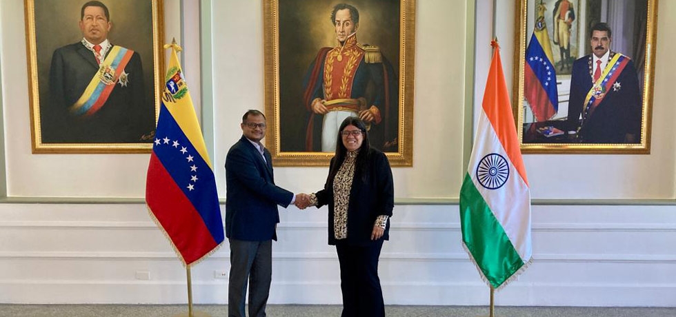 Shri P K Ashok Babu arrived in Caracas on Monday, 6th November 2023 and took over charge as the Ambassador of India to Venezuela. H.E. Mrs Tatiana Pugh, Vice Minister for Asia, MOFA received him at the airport.