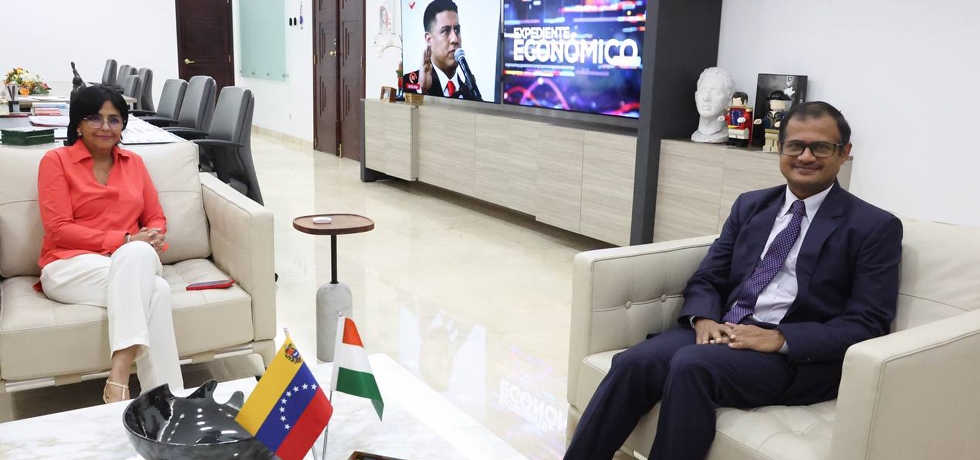 El Embajador Ashok Babu realizo una visita de cortesia a la Excma. Sra. Delcy Eloina Rodriguez Gomez, Vicepresidenta Ejecutiva de la Republica Bolivariana de Venezuela, el viernes 5 de Enero de 2024. Discutieron temas de interes mutuo y exploraron formas de profundizar aun mas las calidas y amistosas relaciones entre los dos paises.